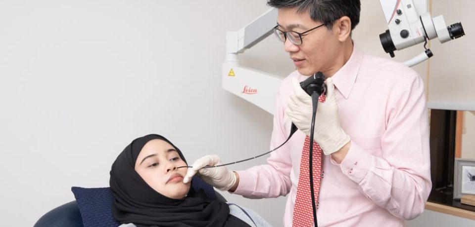 Sinus-specialist-performing-nasal-endoscopy Sinus-specialist-performing-nasal-endoscopy